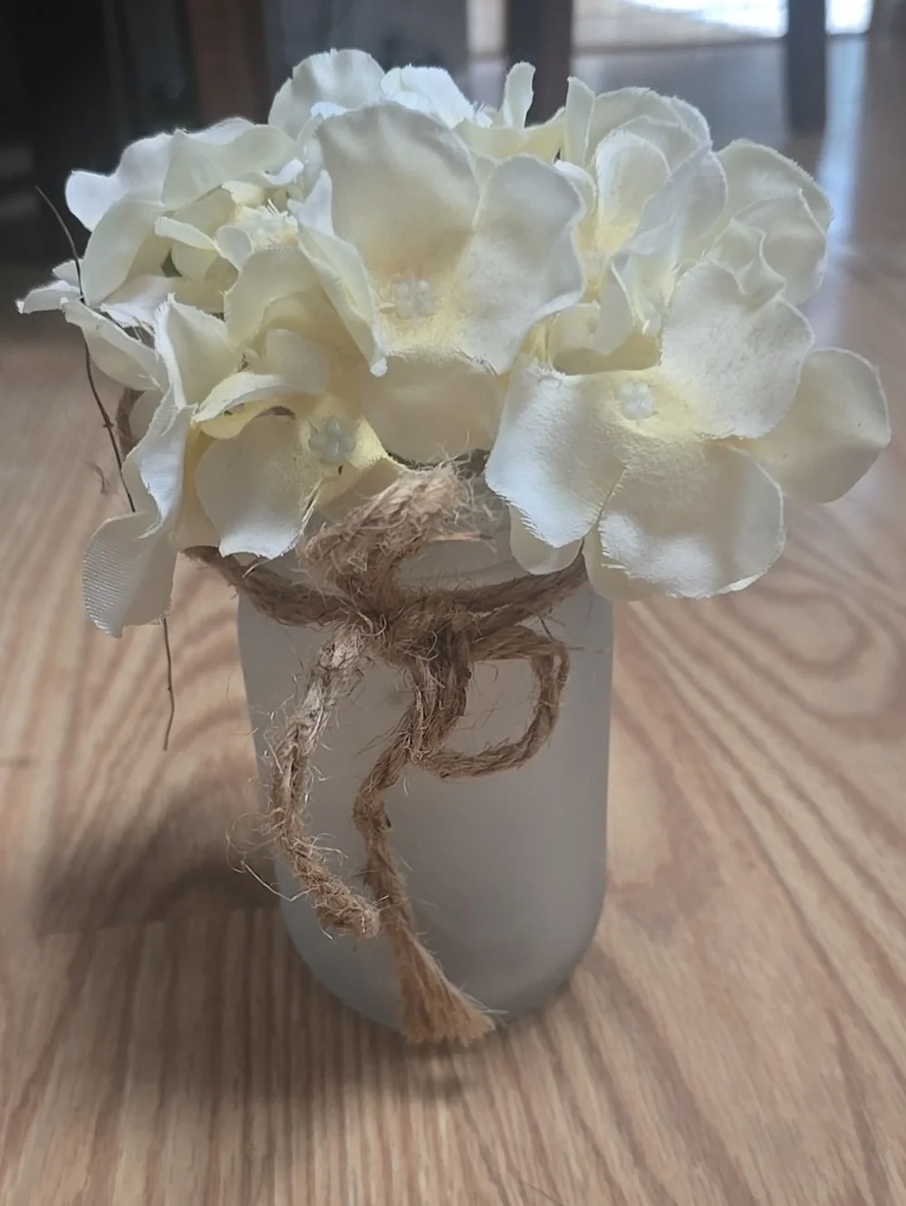 ❤️10/$13 Ivory Artificial Hydrangea Arrangement in Frosted Vase